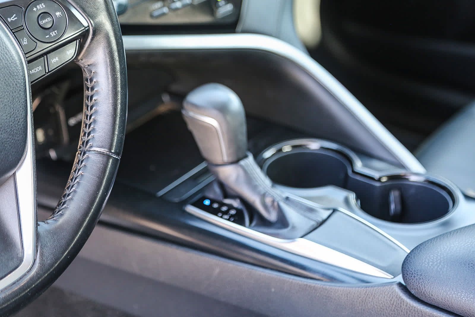 Used 2019 Toyota Camry SE w/ Blackout Package FWD image 20