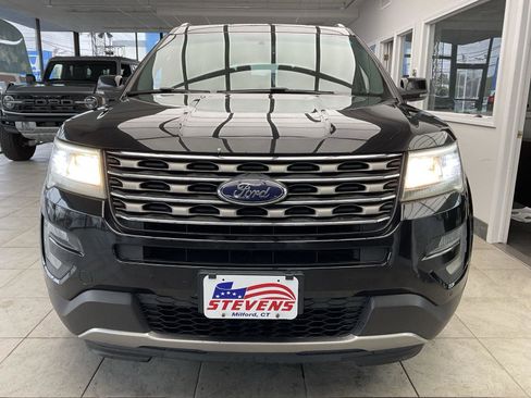 Used 2017 Ford Explorer XLT w/ Equipment Group 202A image 3
