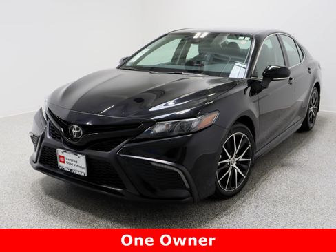 Used 2023 Toyota Camry SE image 2