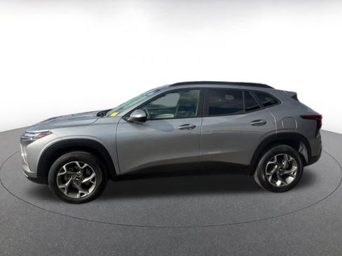 Used 2025 Chevrolet Trax LT FWD image 9