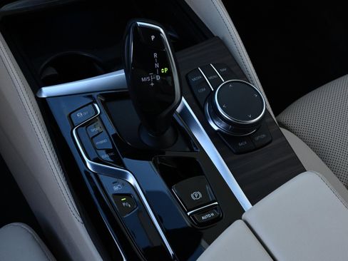 Certified 2022 BMW 530e w/ Premium Package image 41