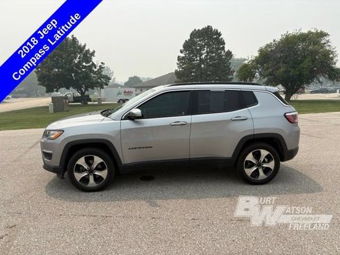 Used 2018 Jeep Compass Latitude w/ Popular Equipment Group AWD/4WD image 3