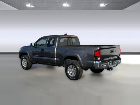 Used 2018 Toyota Tacoma SR5 image 3