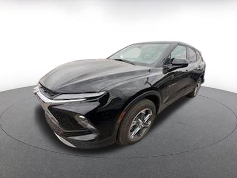Used 2025 Chevrolet Blazer LT image 3