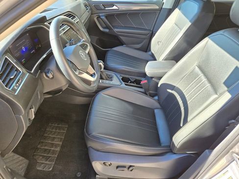 Used 2022 Volkswagen Tiguan SE image 6