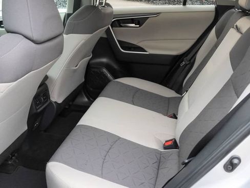 Used 2025 Toyota RAV4 XLE FWD image 31