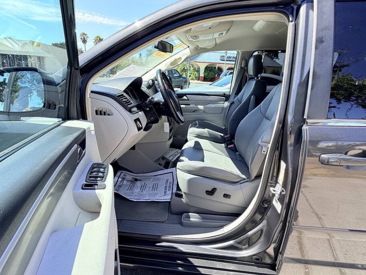 Used 2011 Volkswagen Routan SE FWD image 13