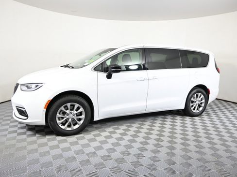 Used 2025 Chrysler Pacifica Select image 2