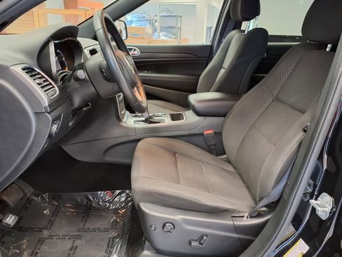 Used 2019 Jeep Grand Cherokee Laredo RWD image 19