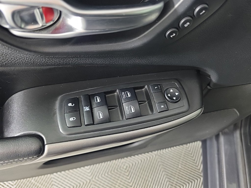 Used 2019 Jeep Cherokee Limited AWD/4WD image 12