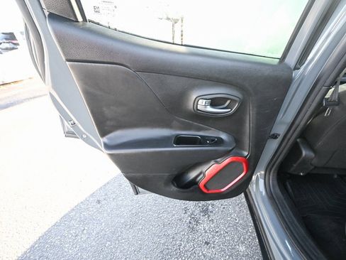 Used 2015 Jeep Renegade Trailhawk image 20