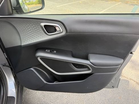Used 2025 Kia Soul LX w/ LX Technology Package FWD image 25