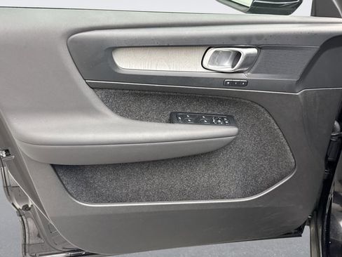 Used 2025 Volvo XC40 B5 Core image 9