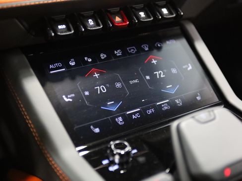 Used 2025 Lamborghini Urus SE AWD/4WD image 27