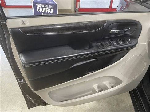 Used 2015 Chrysler Town & Country Touring-L w/ Driver Convenience Group image 10
