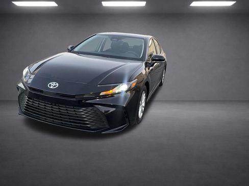 Used 2025 Toyota Camry LE FWD image 3