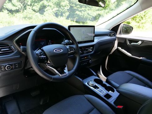 Used 2024 Ford Escape SE image 2