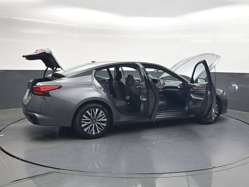 Used 2025 Nissan Altima 2.5 SV FWD image 39