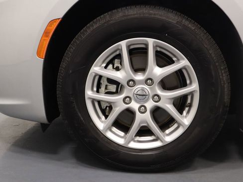 Used 2024 Chrysler Pacifica Touring-L FWD image 26