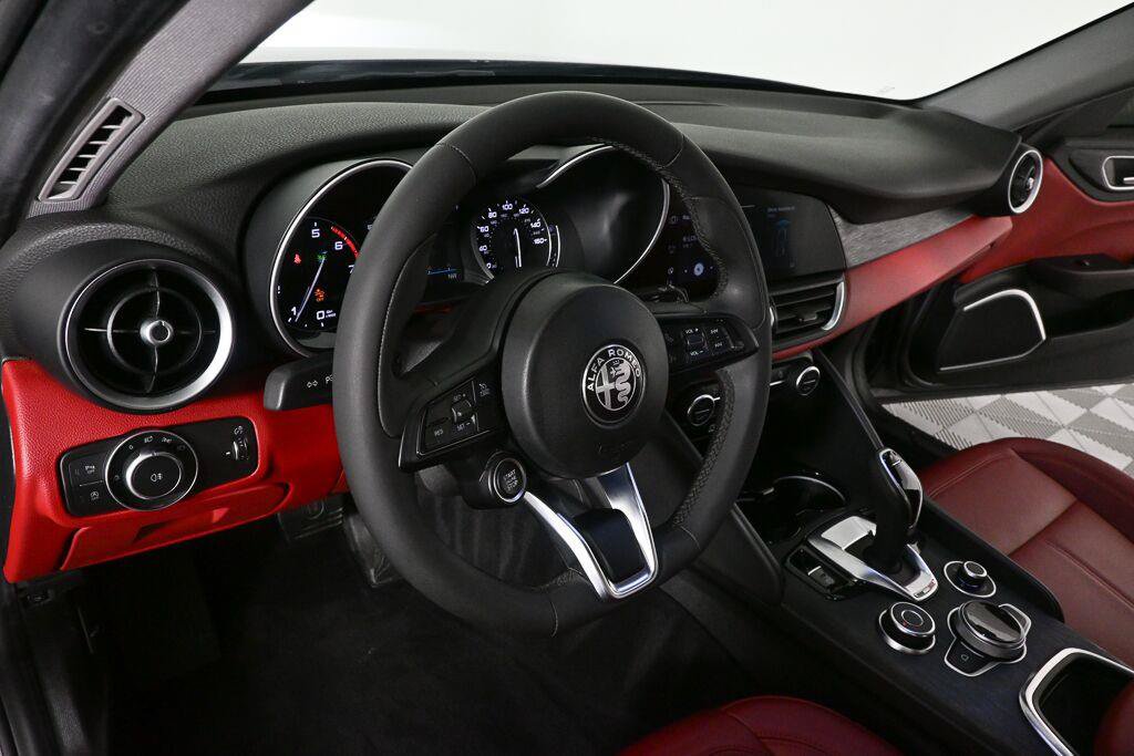 Used 2020 Alfa Romeo Giulia w/ Nero Edizione RWD image 6