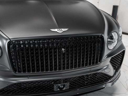 Used 2024 Bentley Bentayga Azure V8 image 12