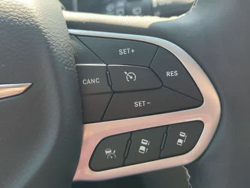 Used 2022 Chrysler Pacifica Touring-L AWD/4WD image 25