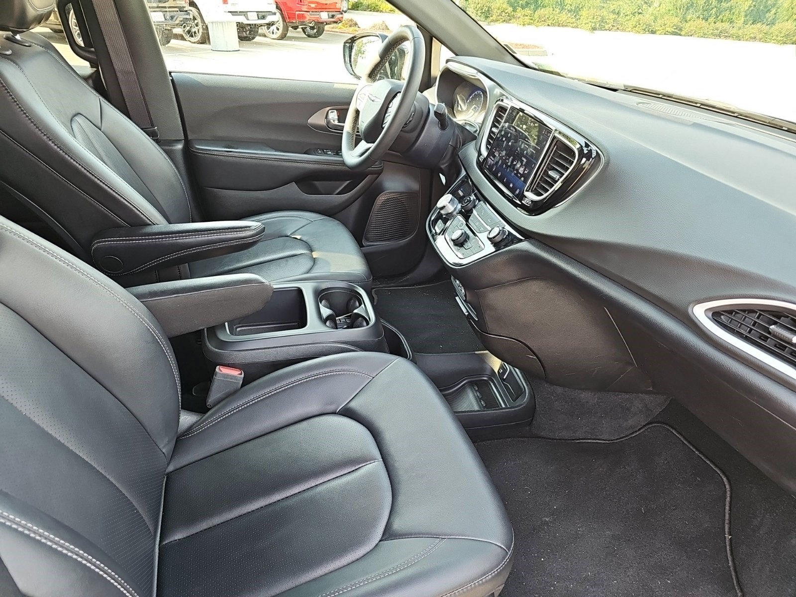 Used 2025 Chrysler Pacifica Select FWD image 10