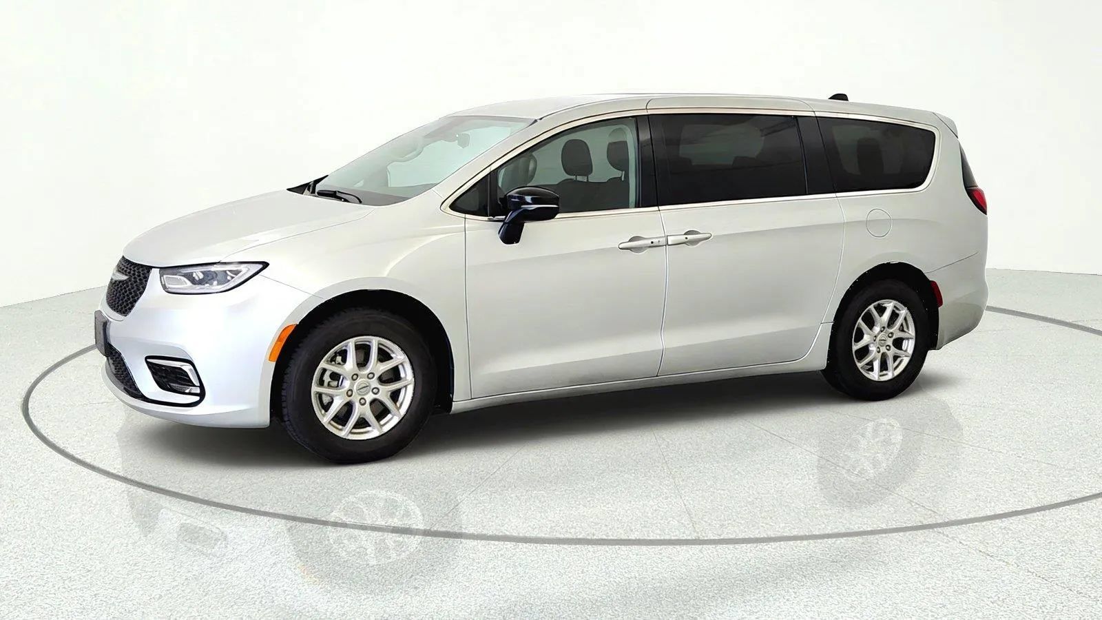 Used 2024 Chrysler Pacifica Touring-L FWD image 3