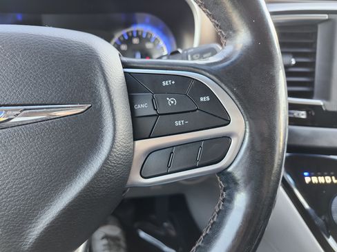 Used 2019 Chrysler Pacifica Touring-L FWD image 30