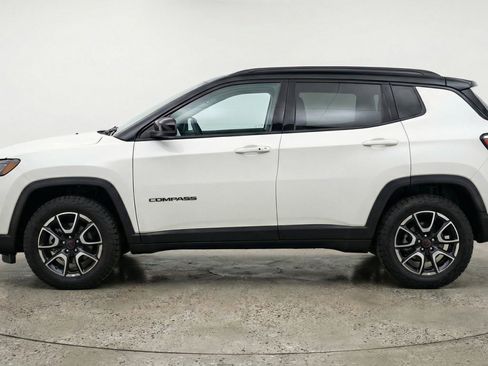 Used 2025 Jeep Compass Trailhawk image 5