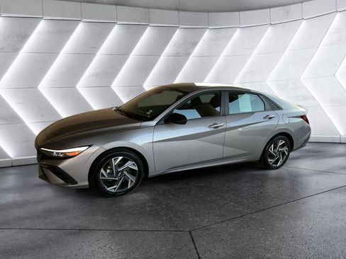 Certified 2025 Hyundai Elantra Sport image 2