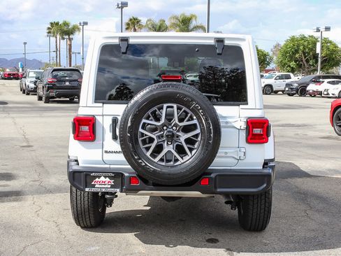 Used 2025 Jeep Wrangler Unlimited Sahara AWD/4WD image 7