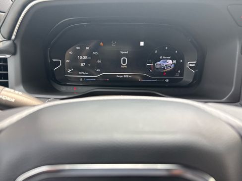 Used 2023 GMC Yukon Denali Ultimate AWD/4WD image 5