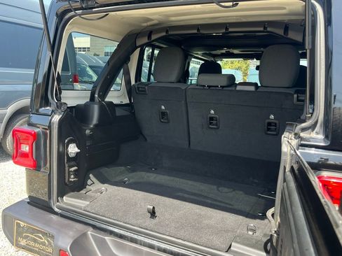 Used 2025 Jeep Wrangler Unlimited Sahara image 8