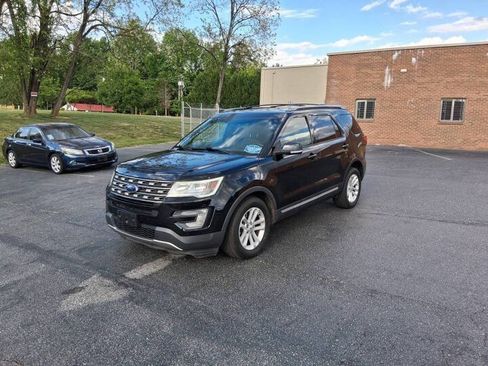 Used 2017 Ford Explorer XLT w/ Equipment Group 202A FWD image 1