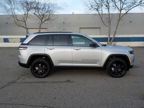 New 2025 Jeep Grand Cherokee Limited w/ Black Appearance Package AWD/4WD image 4