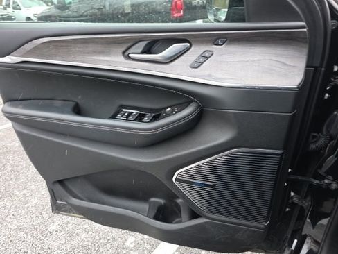 Used 2022 Jeep Grand Cherokee Overland w/ Advanced Protech Group III image 24