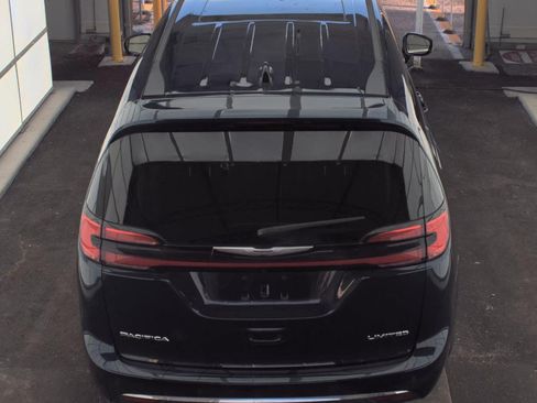Used 2024 Chrysler Pacifica Limited w/ Trailer Tow Group FWD image 5