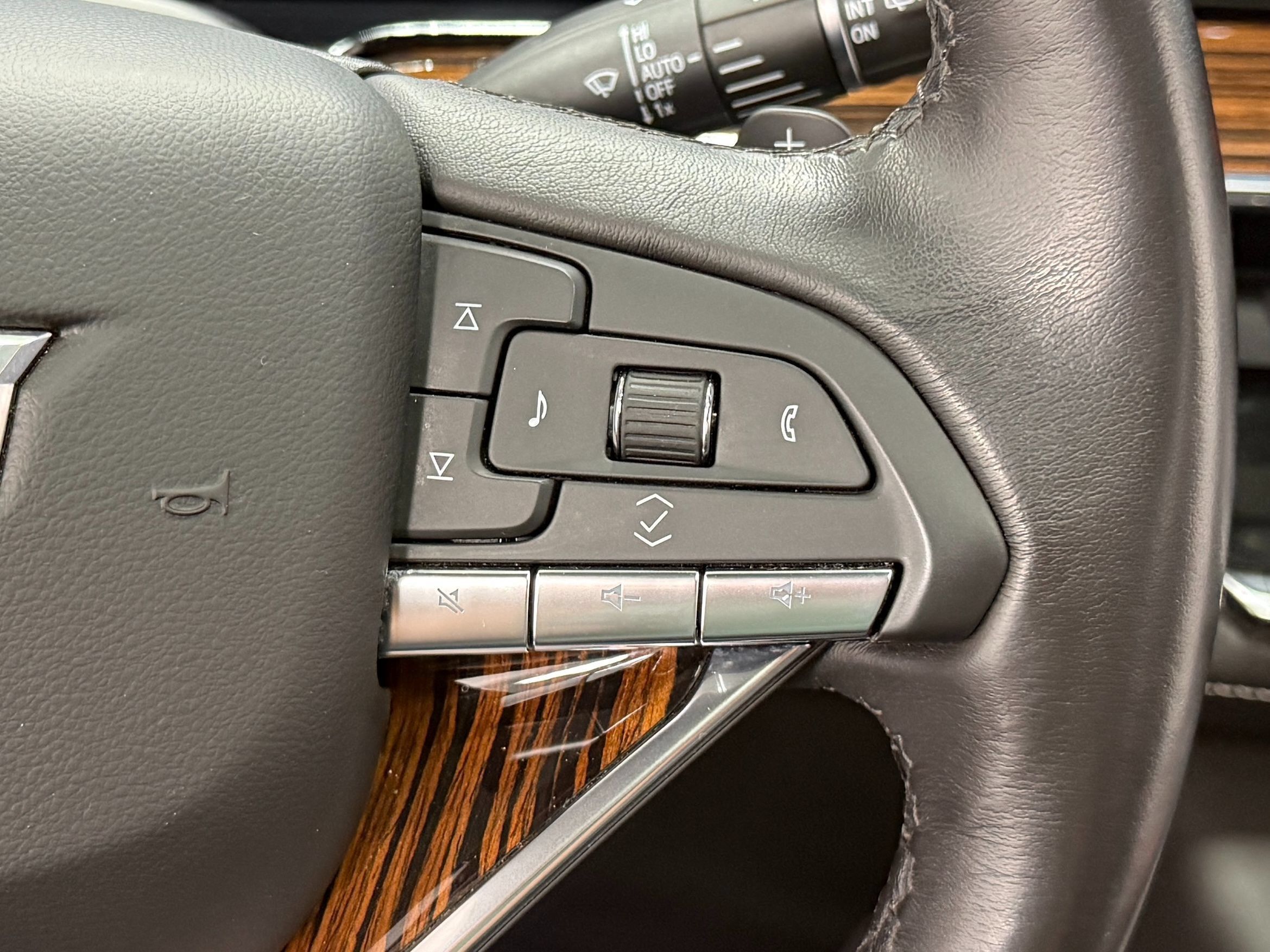 Used 2023 Cadillac Escalade ESV Premium Luxury AWD/4WD image 22
