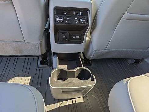 Used 2023 GMC Acadia SLT w/ Preferred Package image 13