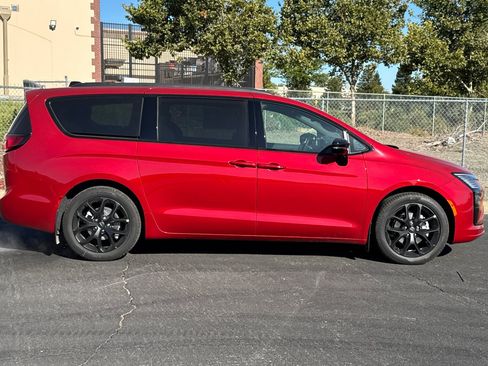 New 2027 Chrysler Pacifica Limited FWD image 2