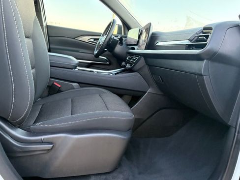 Used 2025 Chevrolet Traverse LT image 37