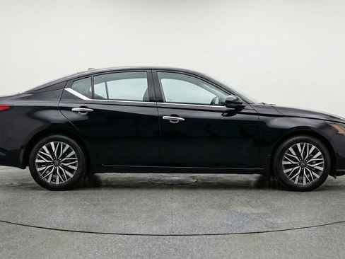 Used 2025 Nissan Altima 2.5 SV image 11