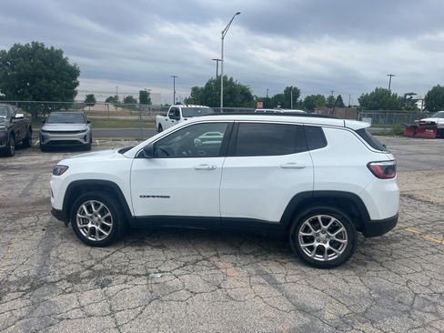 Used 2023 Jeep Compass Latitude AWD/4WD image 8