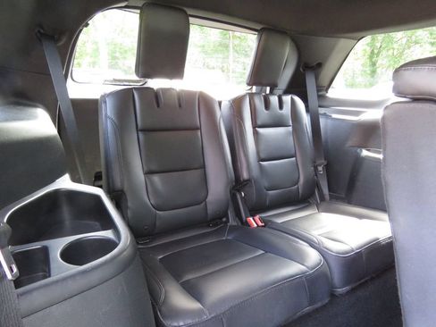 Used 2019 Ford Explorer XLT w/ Equipment Group 202A AWD/4WD image 17