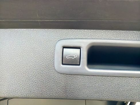 Used 2022 Toyota Highlander XLE AWD/4WD image 21