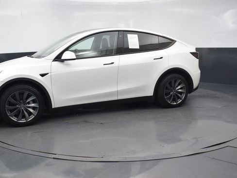 Used 2022 Tesla Model Y Long Range AWD/4WD image 2
