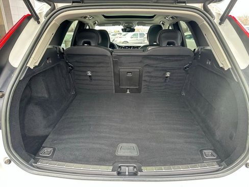 Used 2022 Volvo XC60 B5 Momentum image 28