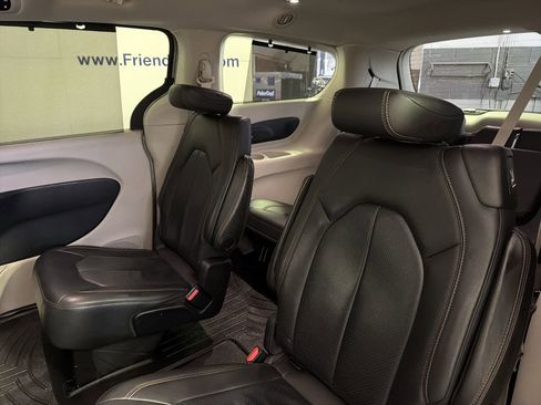 Used 2018 Chrysler Pacifica Touring-L Plus image 36