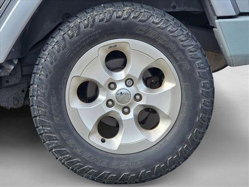 Used 2013 Jeep Wrangler Unlimited Sahara image 18